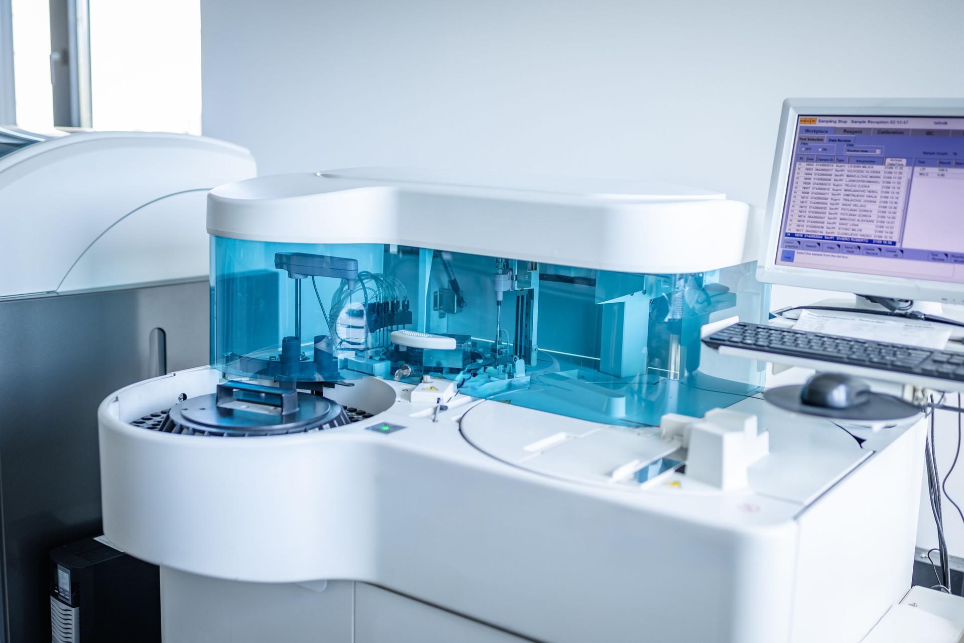 Automated lab equipment for modern diagnostic tasks.